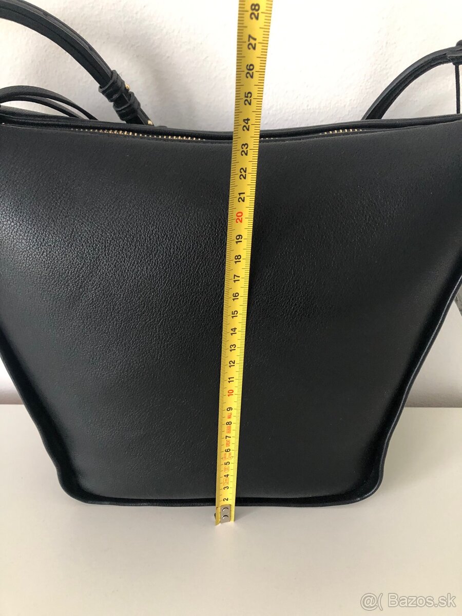 Čierna kabelka na plece Mango - 8