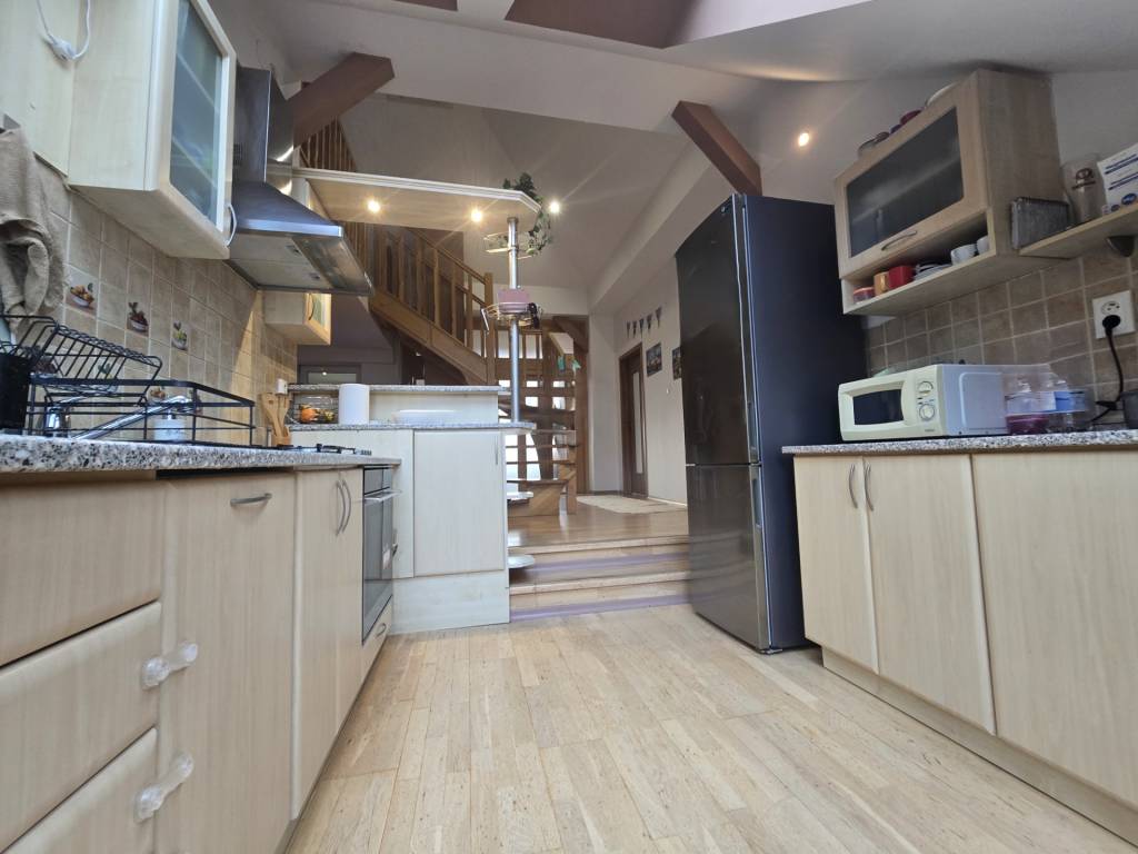 5 izbový podkrovný byt s parkovacím miestom - 8