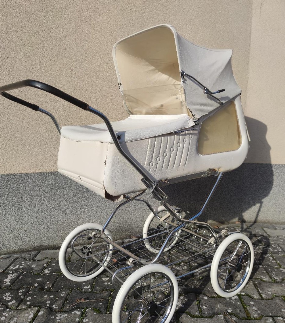 Starý, nostalgický, hojdací kočík na vyššom podvozku. - 8