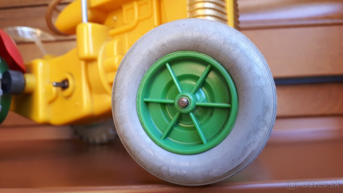 Stara hracka: Traktor ZETOR - 8