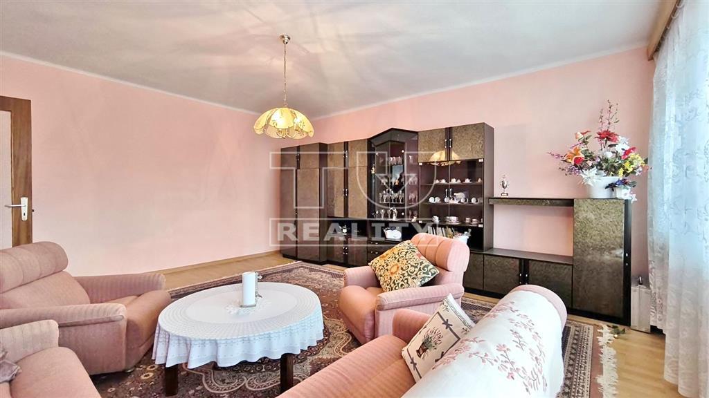 Zaujímavý rodinný DOM s veľkým pozemkom v tichej... - 8