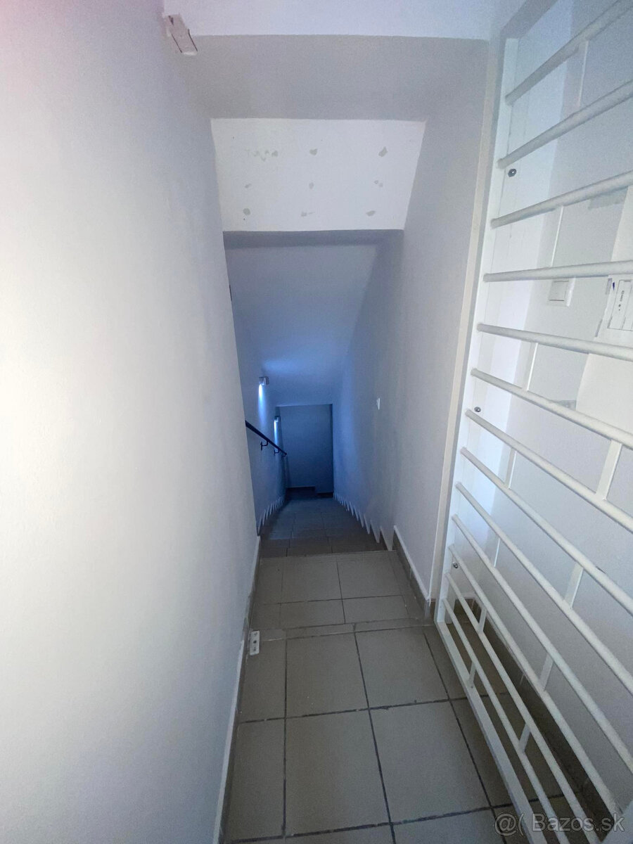 Na prenájom menší priestor v suteréne  v srdci  mesta Dunajs - 8