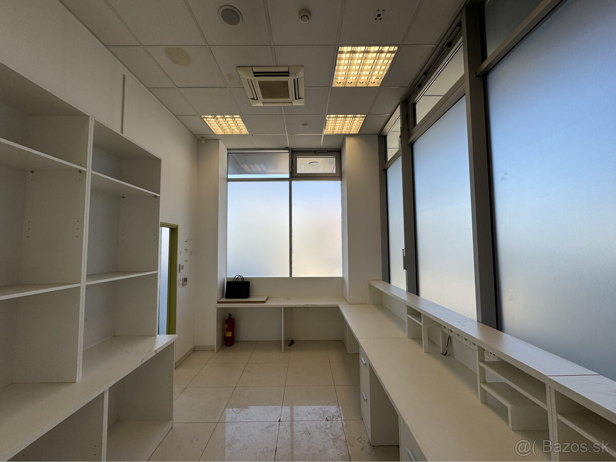 Prenájom prízemného obchodného priestoru 69 m² vo frekventov - 8