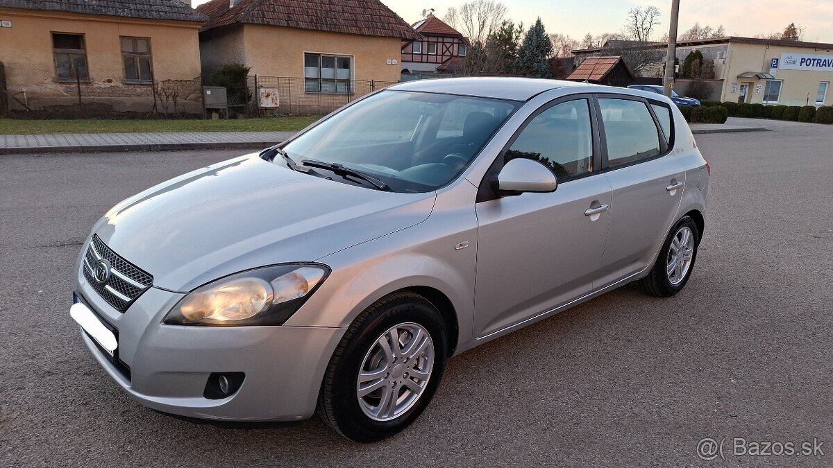 Kia Ceed 1.6 CRDi MAXIMÁLNE ZACHOVALE - 8