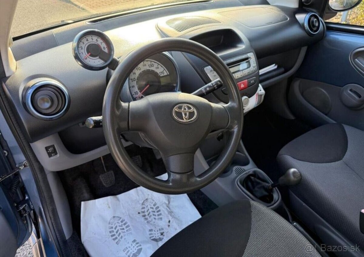 Toyota Aygo 1,0 i klima serviska nová STK benzín manuál - 8