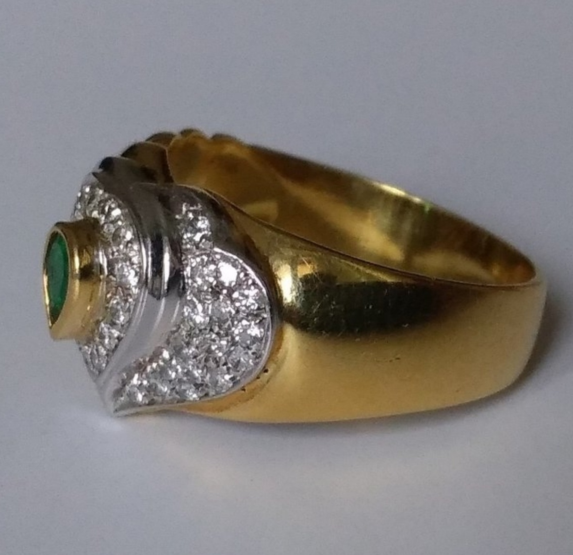 Predám zlatý diamantový prsteň so smaragdom - 8