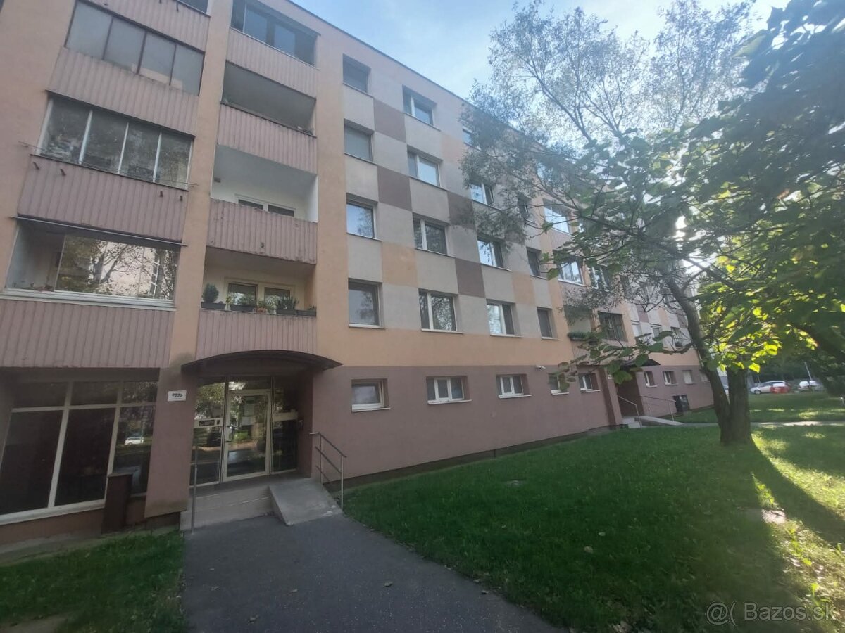 Nepriechodná izba na prenájom v 4-i. byte - 8