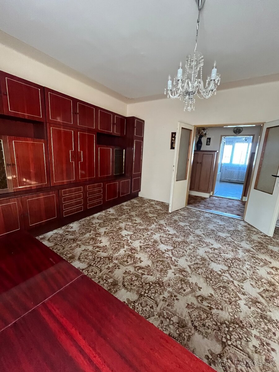 V Štúrove na predaj 5 izbový RD - 8