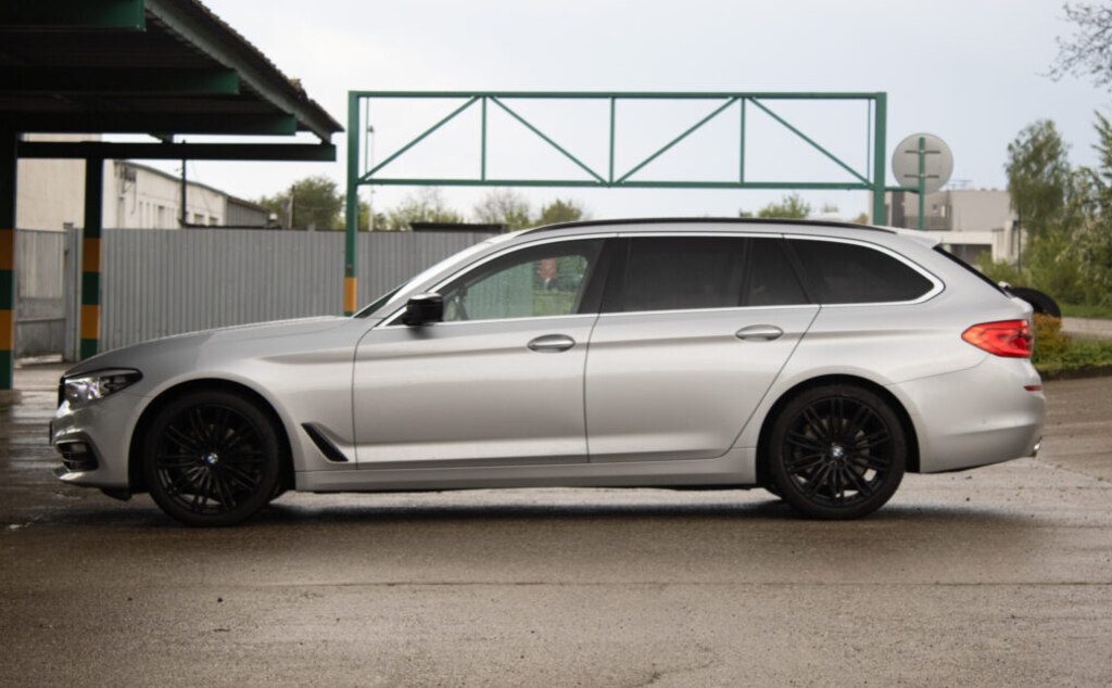 BMW 520d Touring z roku 2017 - 8