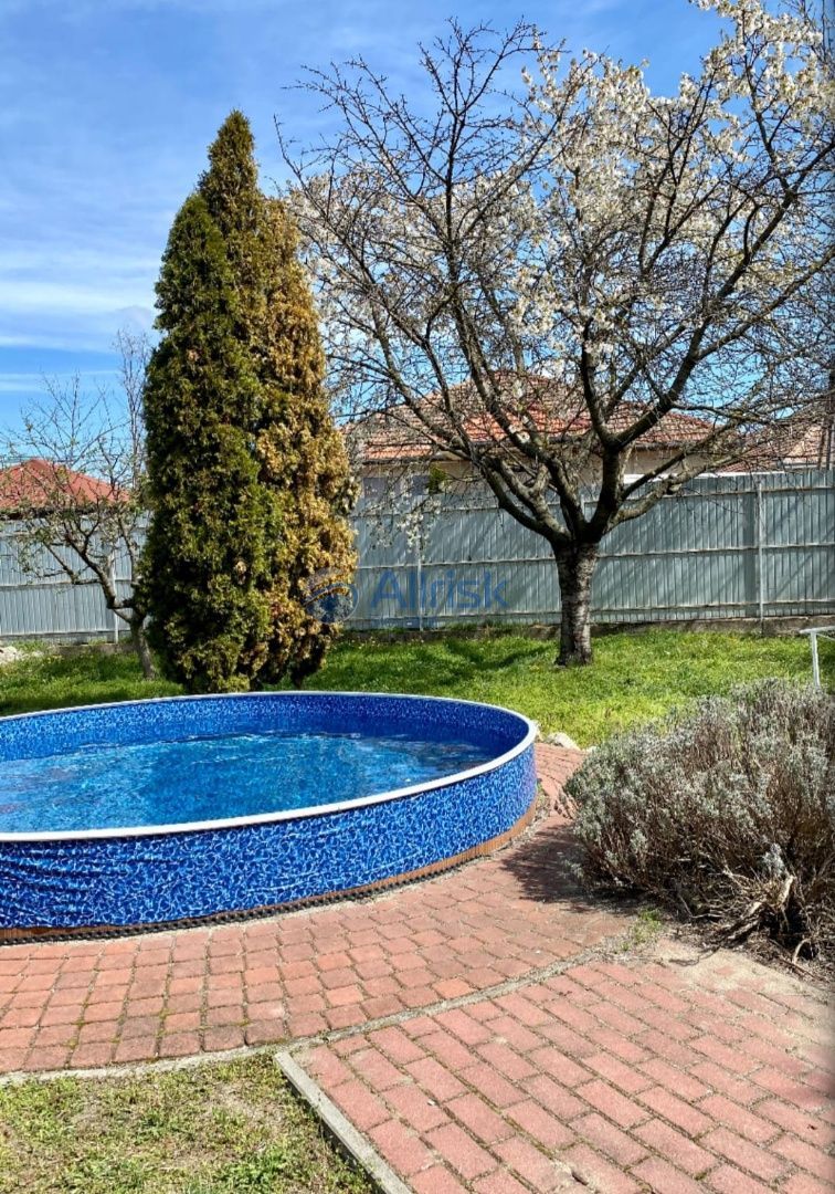 Dom v Nesvadoch s elegantným krbom na predaj - 8