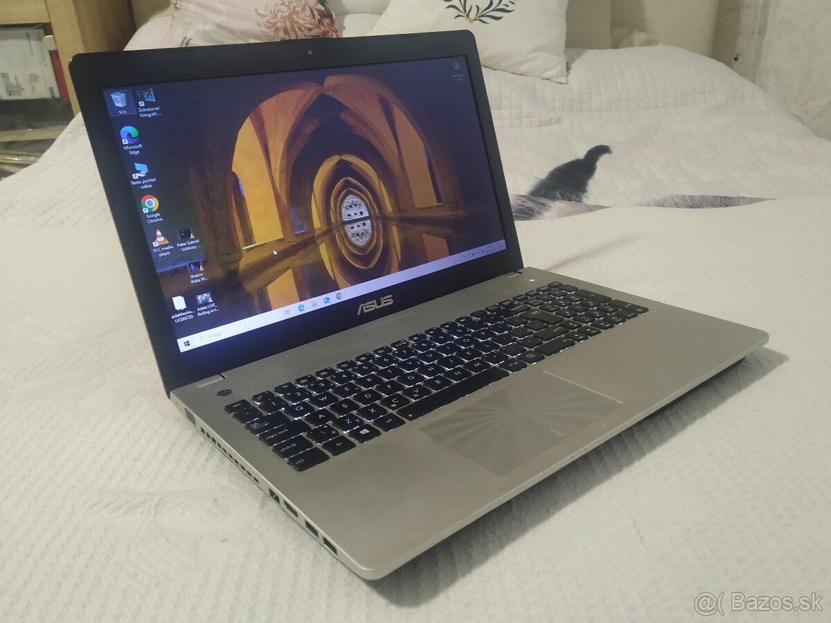 Asus. Intel i7. SSD 256 GB. 16GB.nVidia 8GB. Nová baterka. - 8