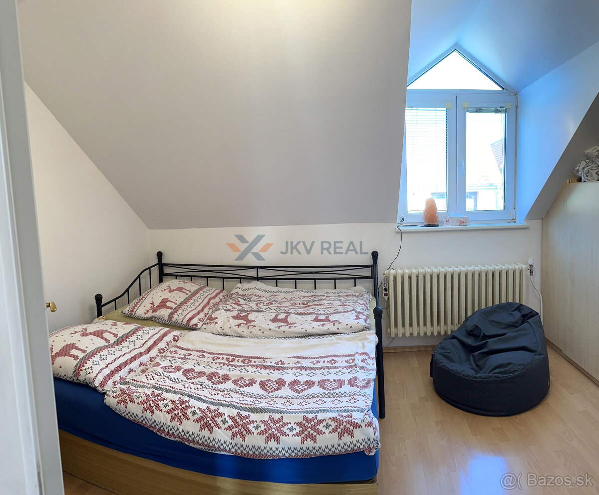 Priestranný 5-izbový rodinný dom s dvoma garážami a záhradou - 8