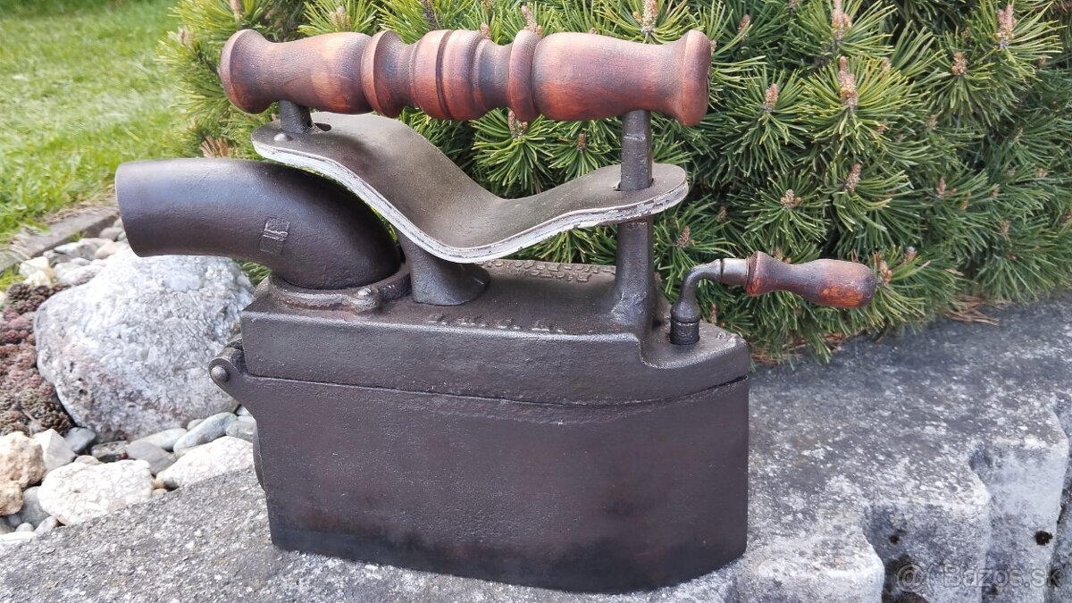 Obrovská komínová velmi stará sbírková žehlička D.R.G.M. - 8