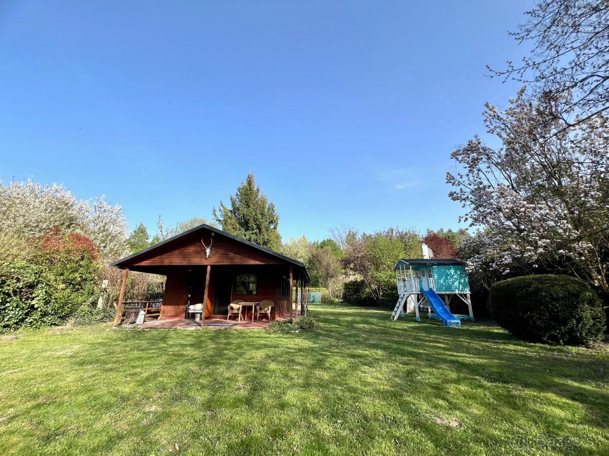 Pozemok s chatou a mólom priamo na brehu Malého Dunaja - 8