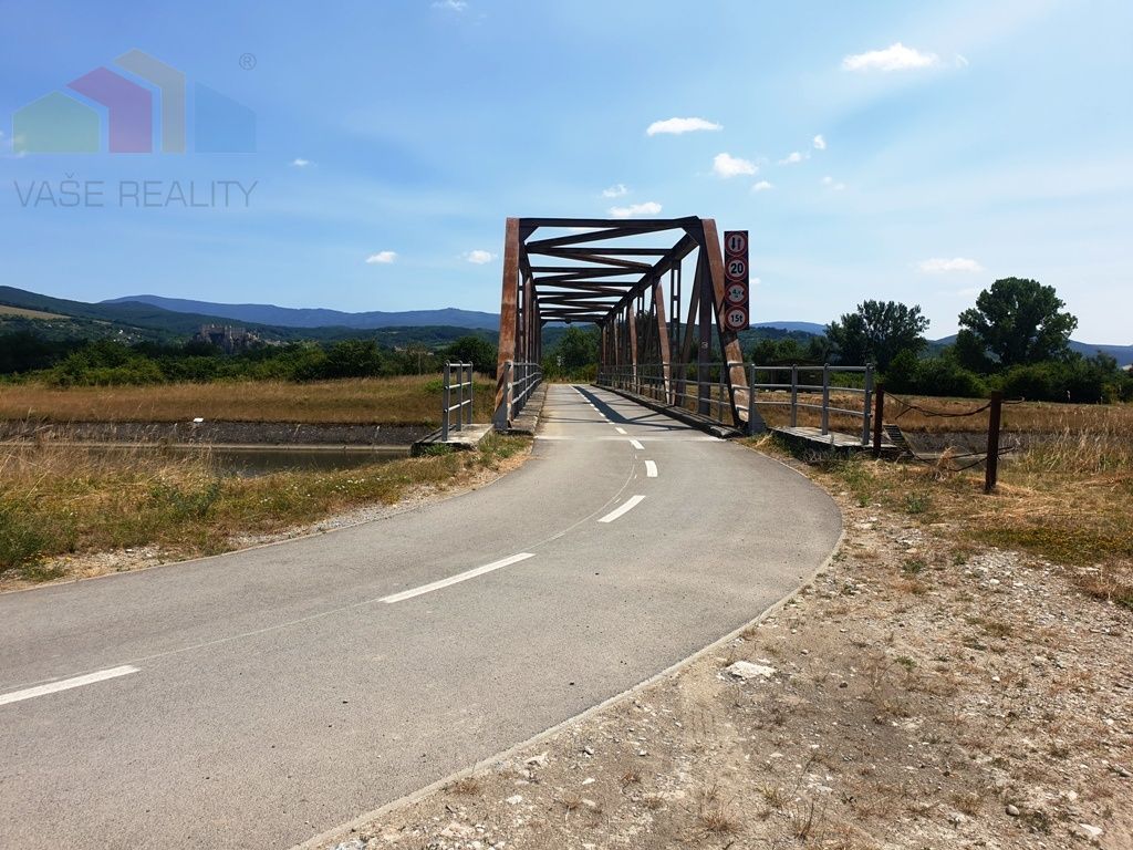 Na predaj rekreačný pozemok s troma jazerami o výmere 10 - 8