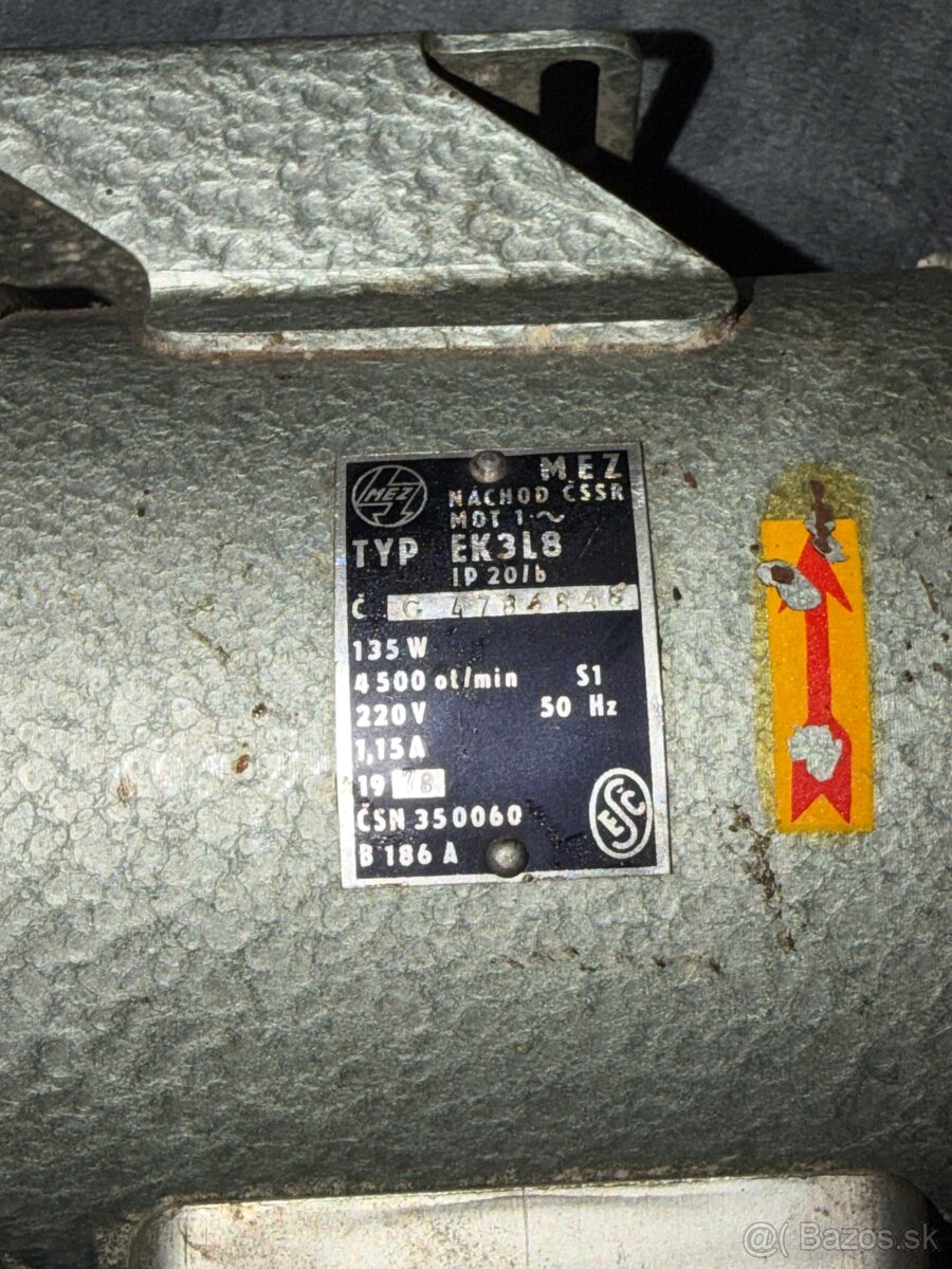Motor MEZ NÁCHOD, typ EK3L8 135W 220V - 8