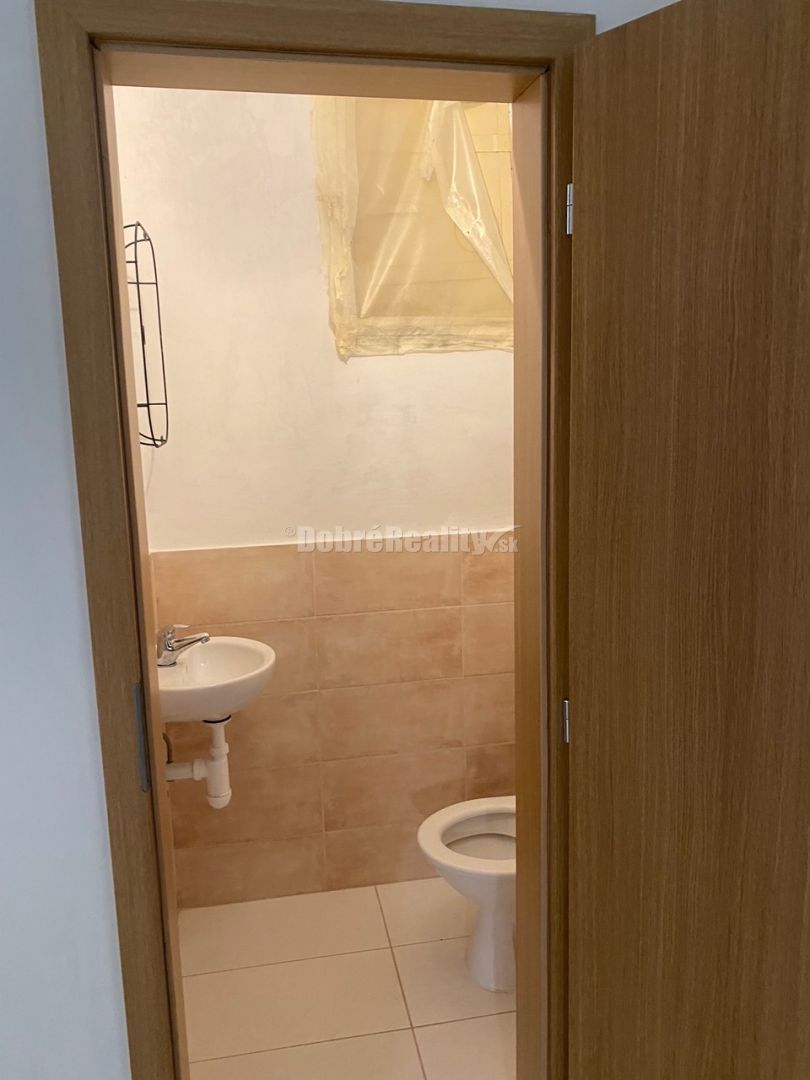 Na prenájom obchodný priestor v historickom centre mesta Ban - 8