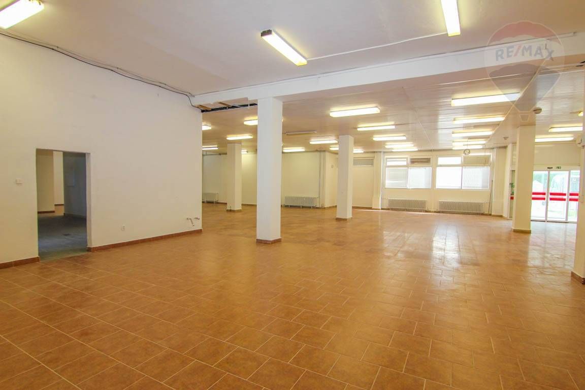 Na prenájom obchodné priestory 460 m2 na prízemí, Laborecká - 8