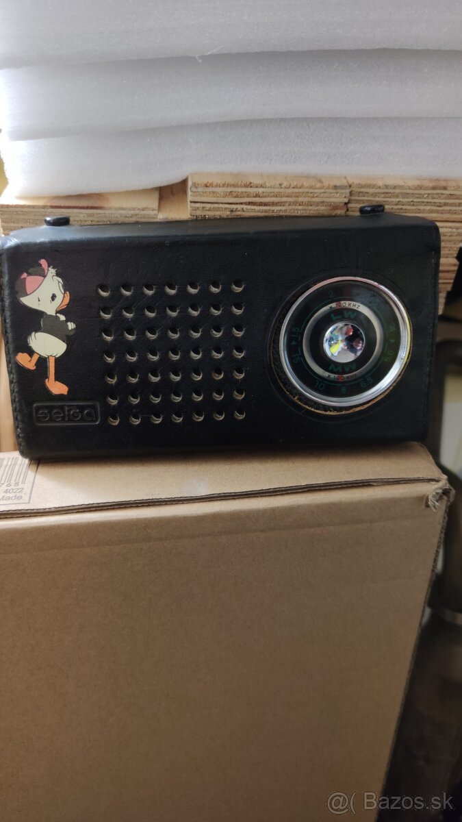 Retro věci - popelníky, bakelitové rádio, lampa,baterky - 8