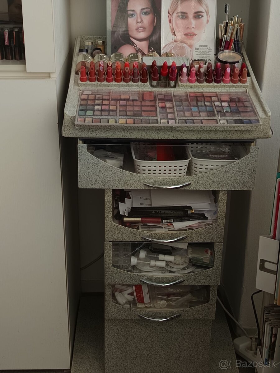 Vybavenie do salónu - 8