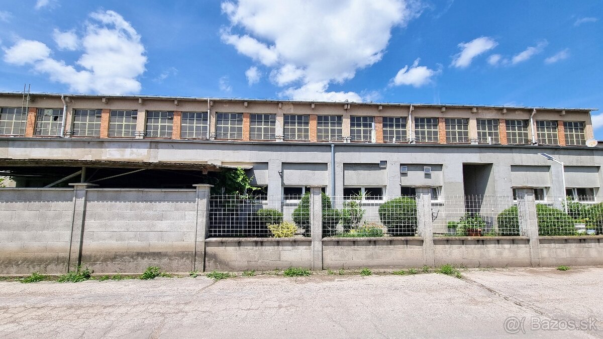 Výrobno - skladový areál Bošany, pozemok 5000 m2, žeriav - 8