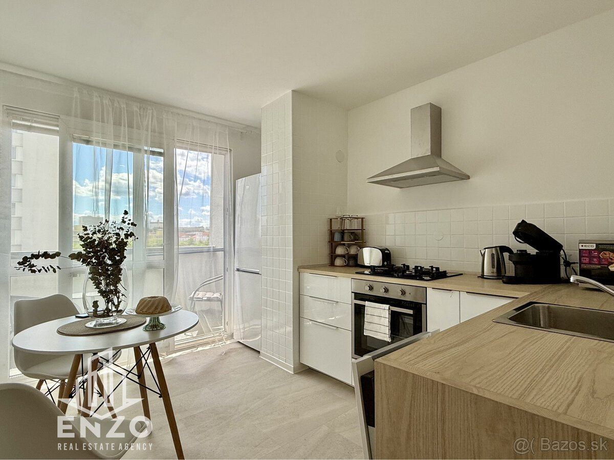 PRENÁJOM: Priestranný 4-izbový byt s výhľadom na hrad v cent - 8