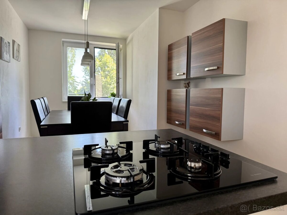 Na predaj komfortný 6-izbový rodinný dom s garážou - 8