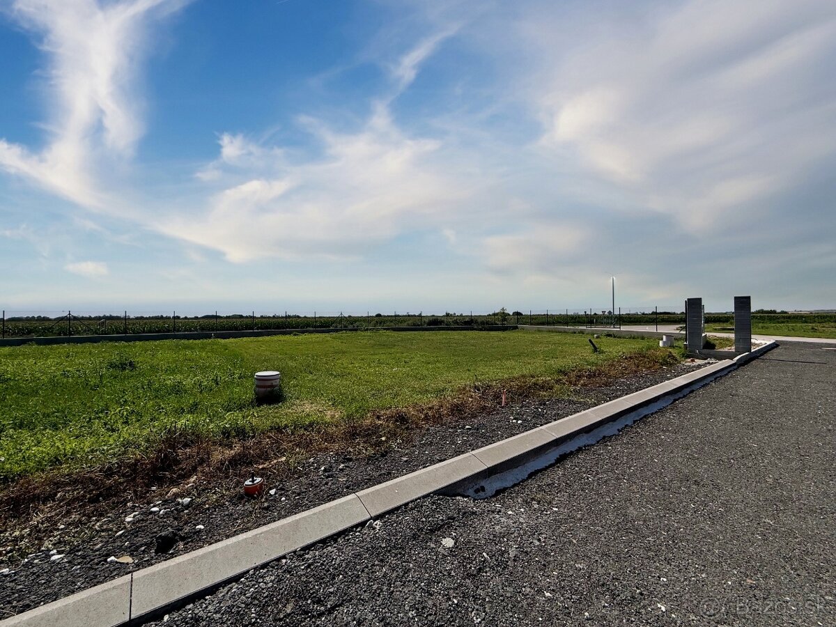 Slnečný stavebný pozemok o výmere 633 m2, Blatné - 8