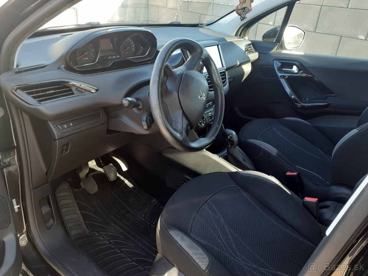 Peugeot 208 - 8