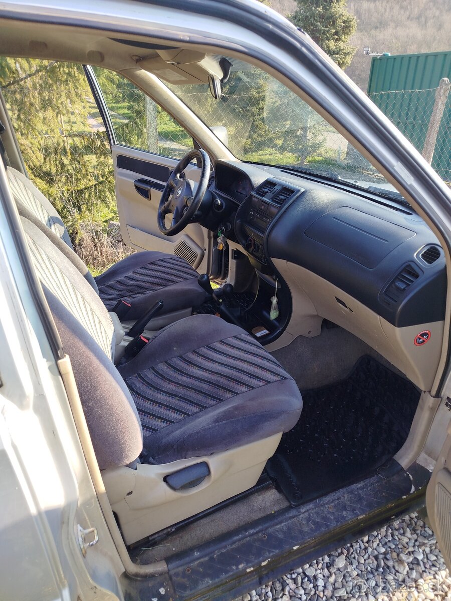 Predám Nissan Terrano 2 2.7 TD 92kw - 8