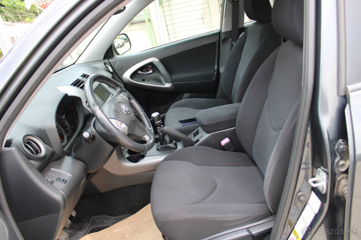 Toyota RAV4 2.2 D-4D 135 Terra - 8