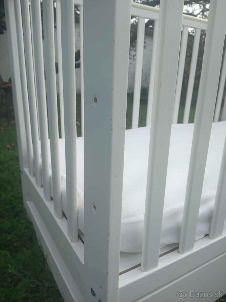 Biela drevená postieľka + nepremokavá plachta - 8