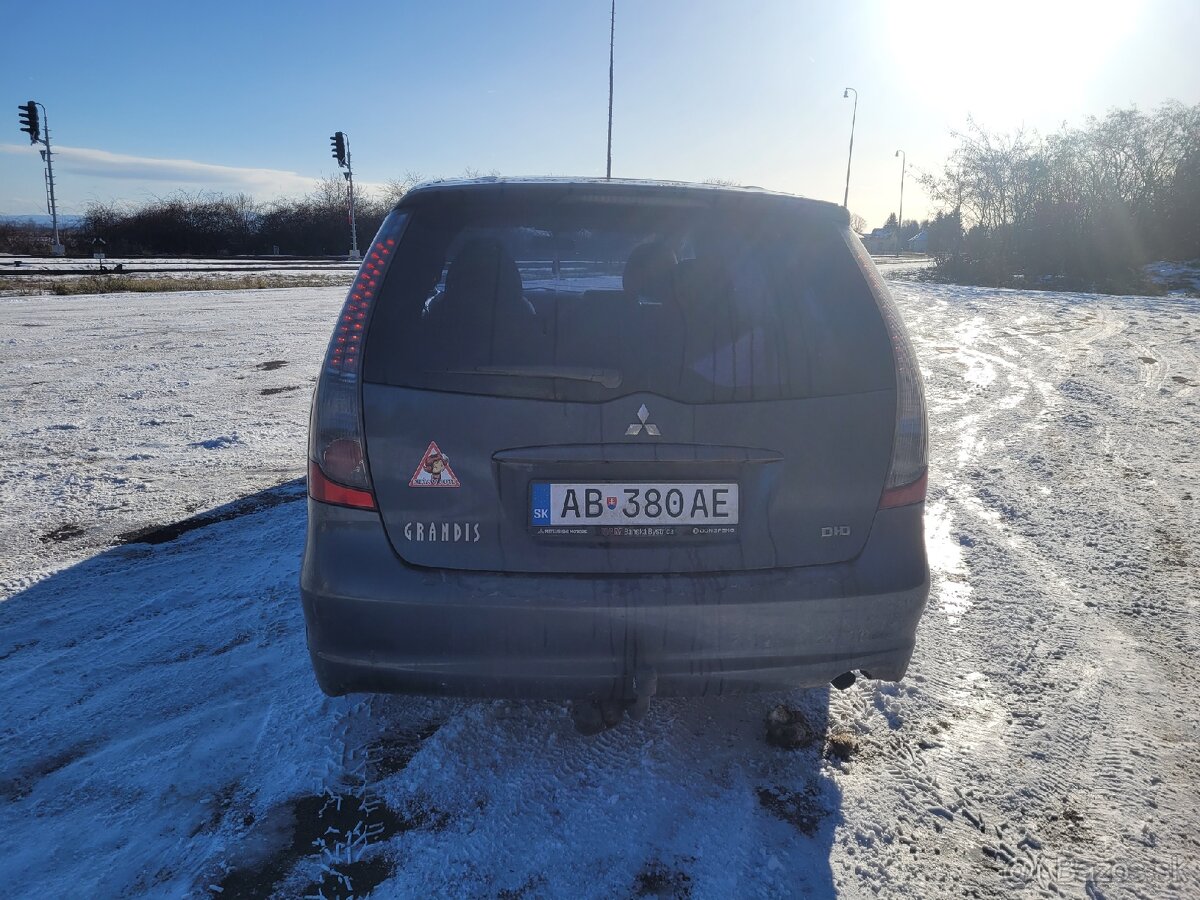Mitsubishi Grandis - 8