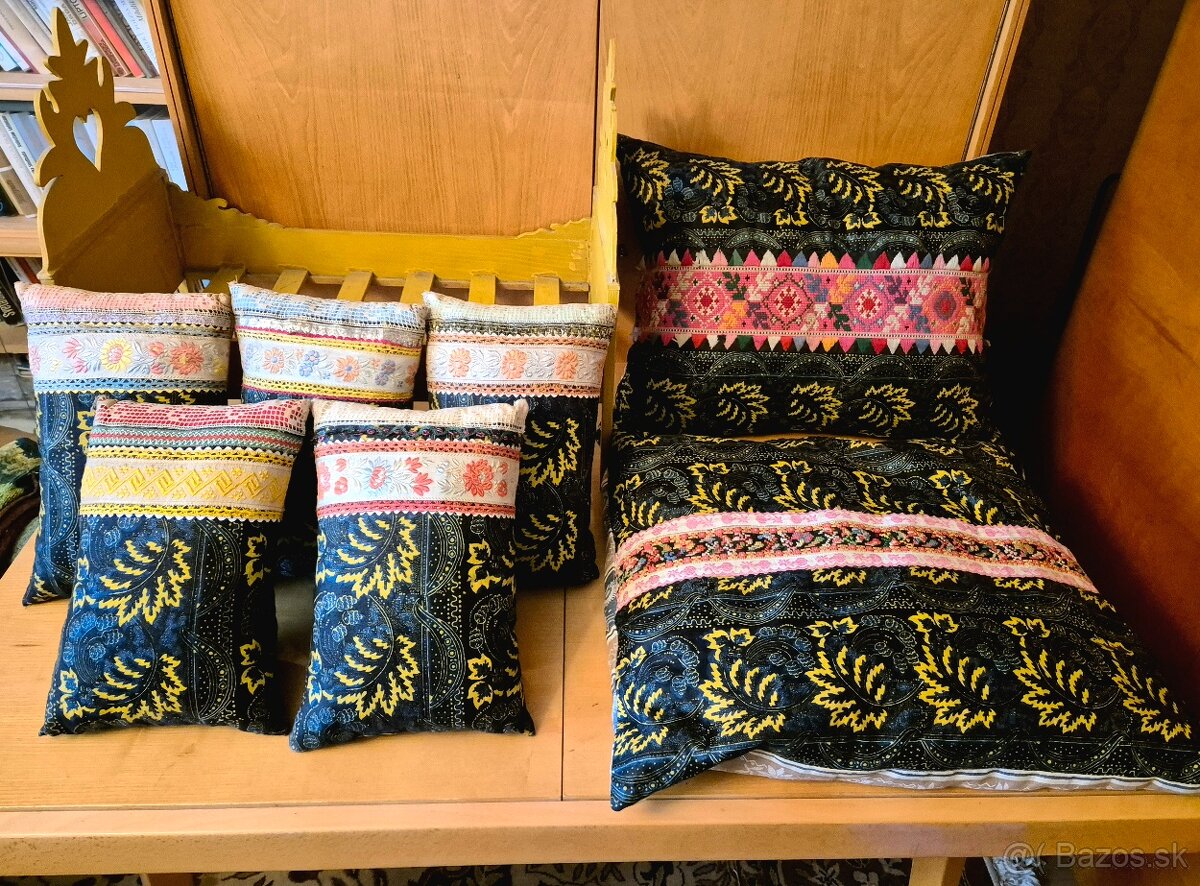 Predám veľkú postielku z vyšívanými vankúšmi - 8