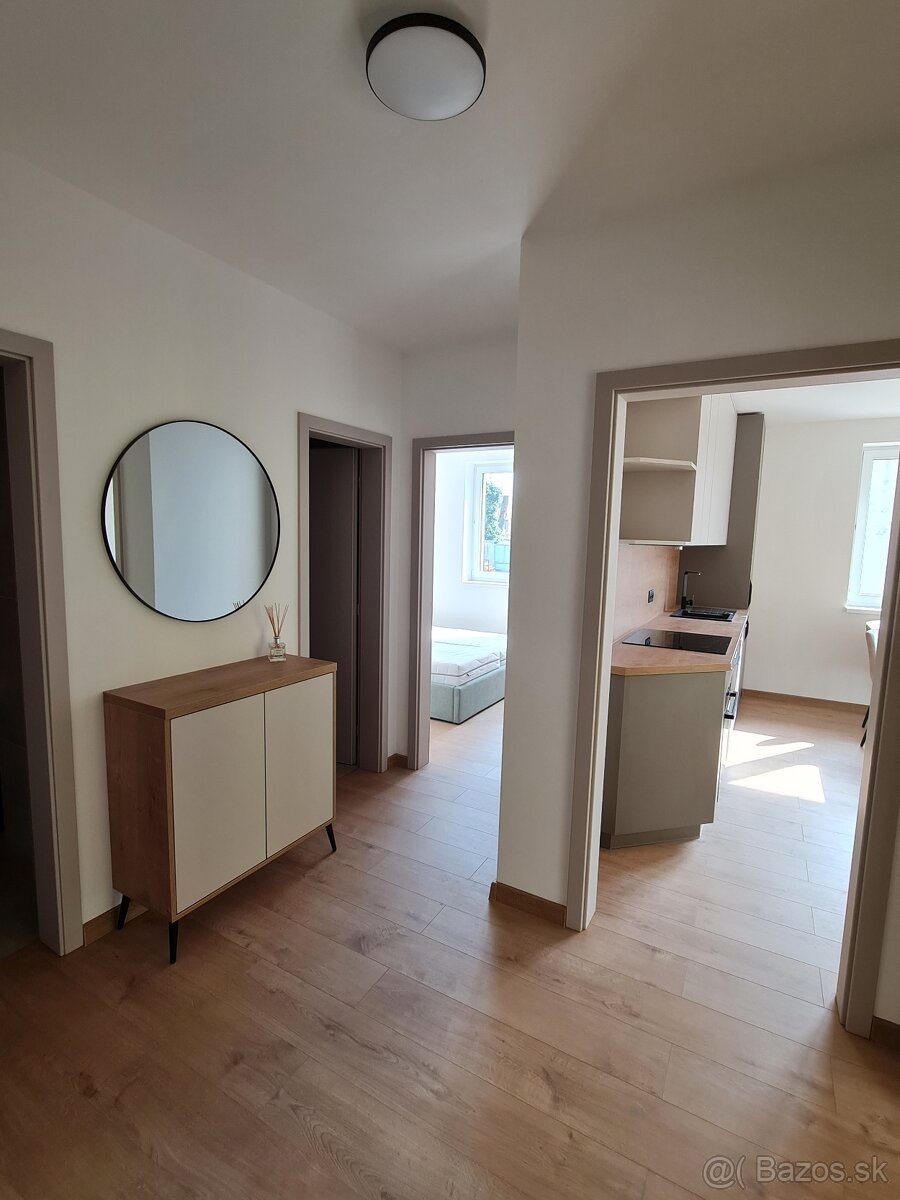 Na prenájom 3-izbový byt s balkónom a parkovacím miestom - 8