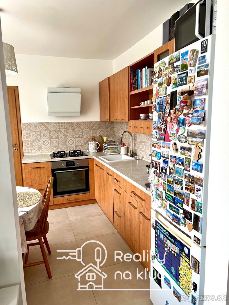 Na predaj zrekonštruovaný 3-izbový byt na Nábrežnej ul. v NZ - 8