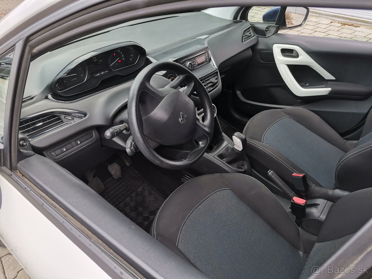 Peugeot 208 - 8