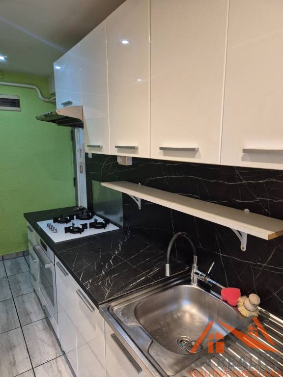 Na predaj 3 izbový tehlový byt Komárno - 8