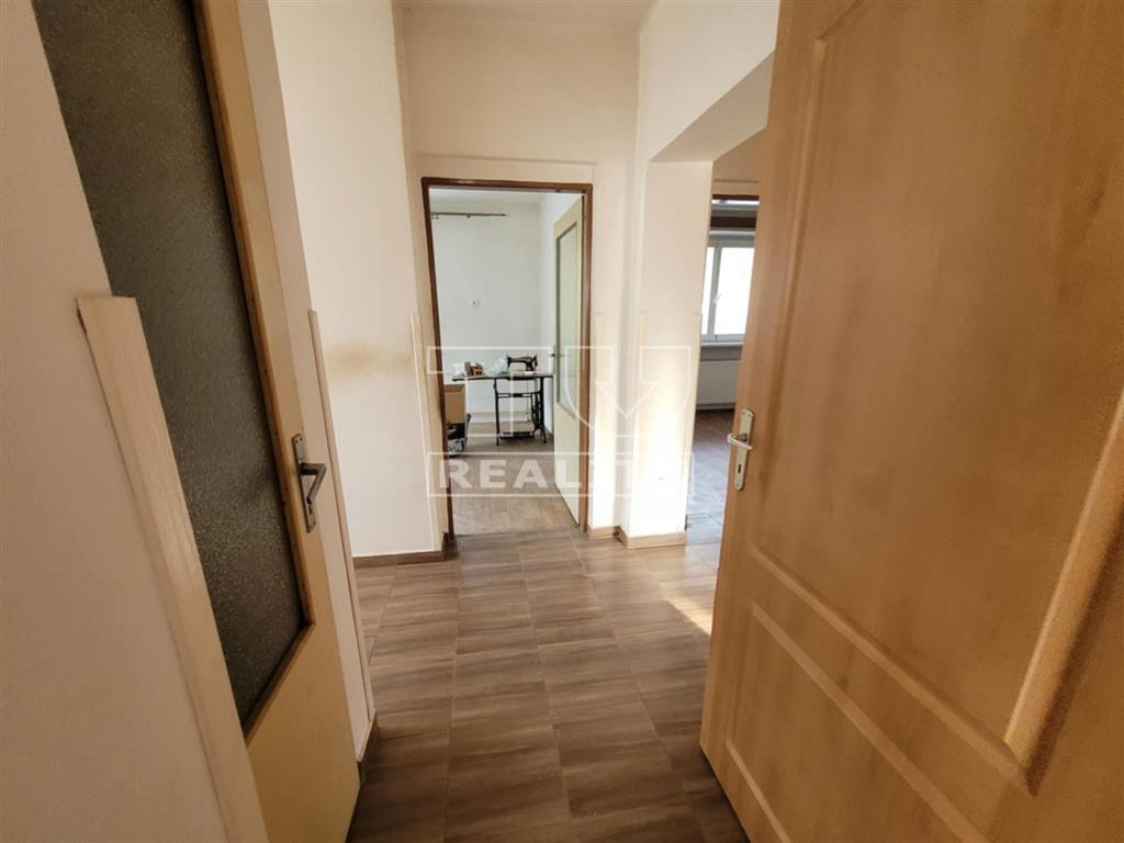 NA PREDAJ 3-IZBOVÝ DOM POD LESOM, 730m2, HRACHOVIŠTE - 8