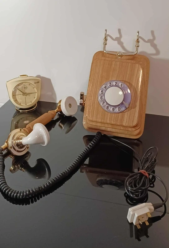 Starý drevený telefón pevná linka - 8