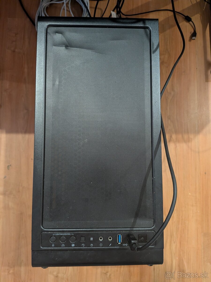 Kompletná herná zostava – PC + 3 monitory + príslušenstvo - 8