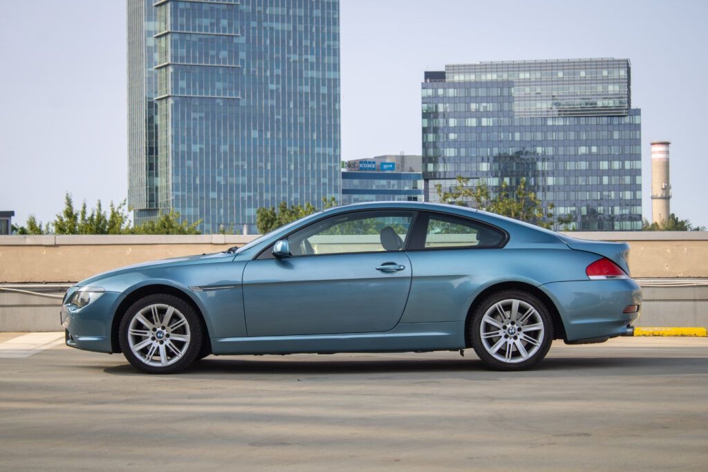 BMW Rad 6 Coupé 630 Ci - 8