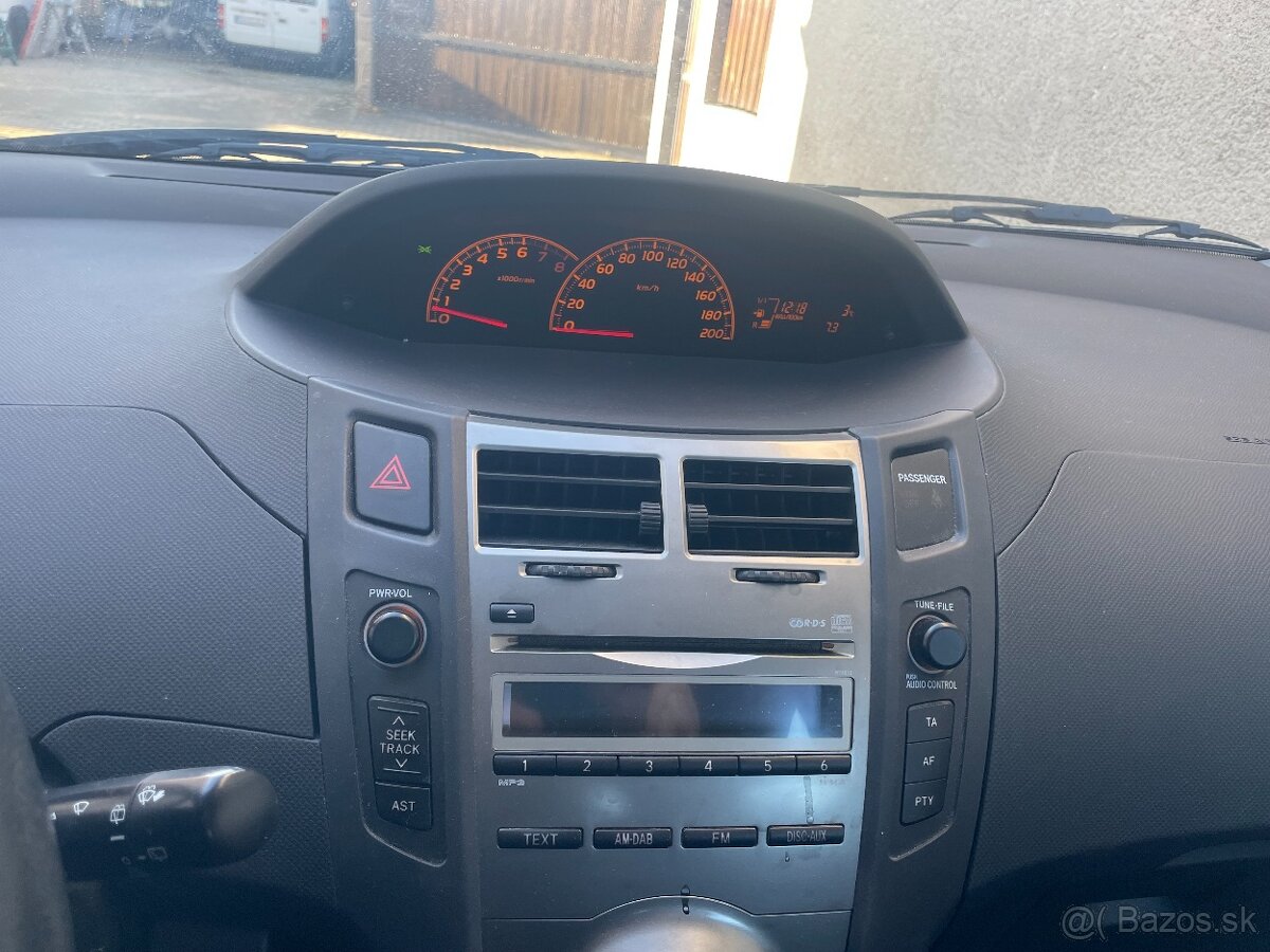 TOYOTA YARIS 1,3 benzín - 8