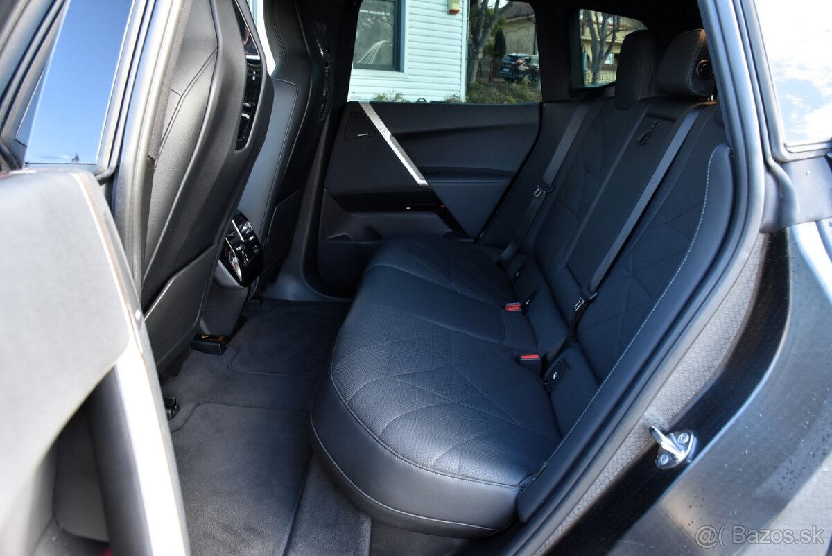 BMW iX xDrive40 PANORAMA ZÁRUKA SR DPH 2023 SOH - 98,5 % - 8
