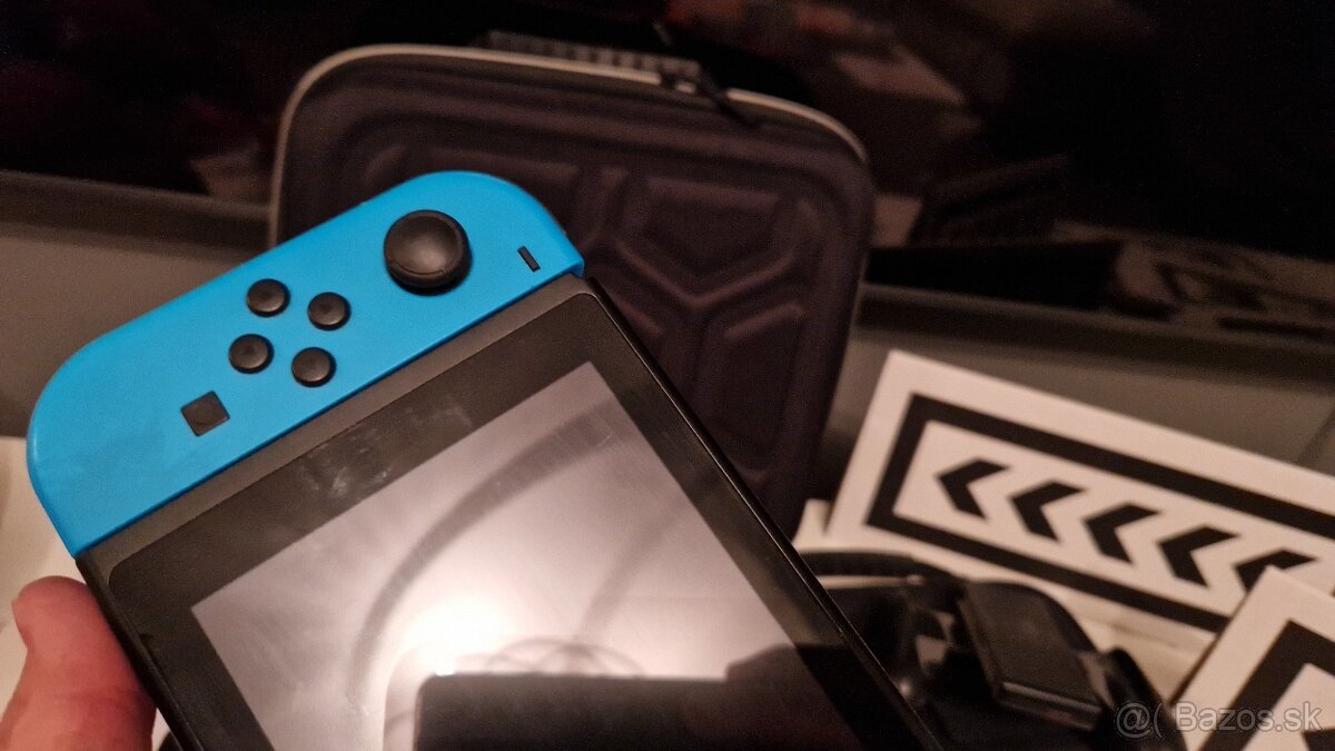 Predám Nintendo Switch + volant Mario Kart - 8