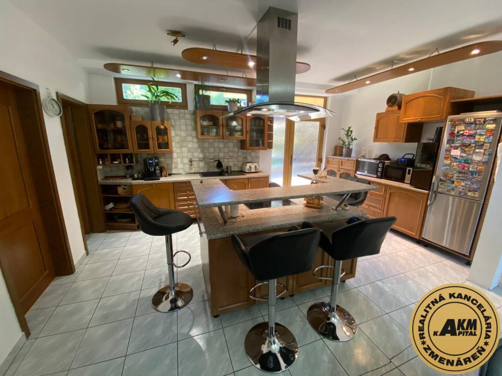 Priestranný rodinný dom s bazénom a záhradou - Žarnovica 180 - 8