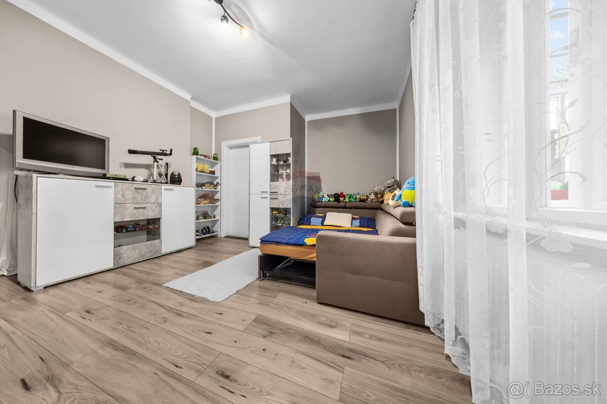 REMAX ponúka na predaj rodinný dom s dvomi bytovými jednotka - 8