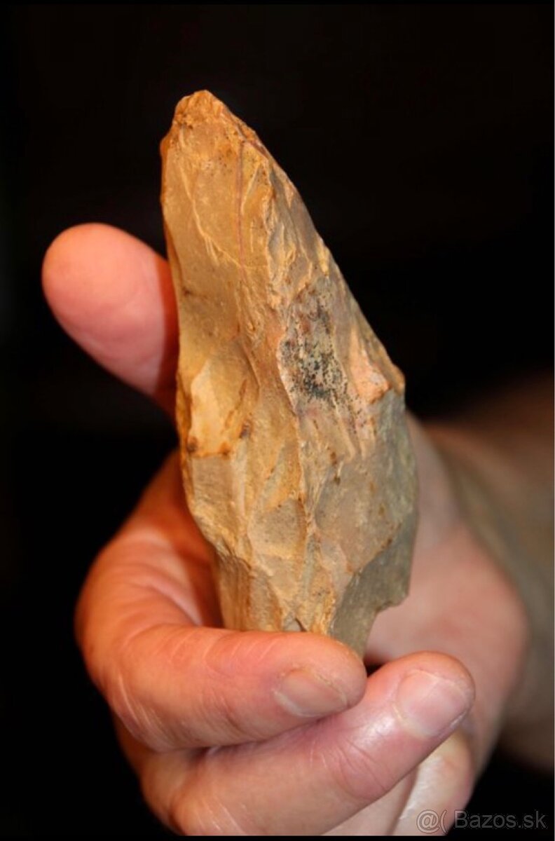 Neolitická kamenná motyka (sekera) – cca 4000 pred n. l. - 8