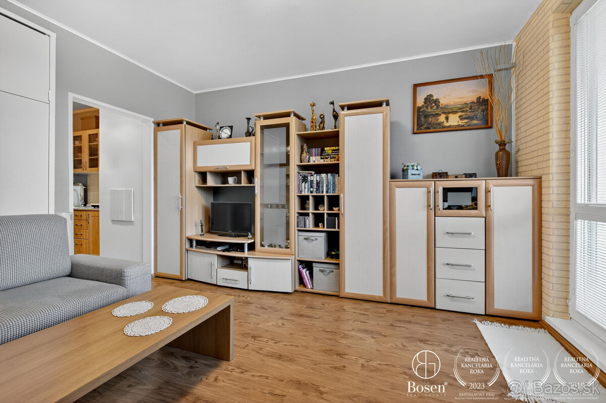 BOSEN | Na predaj zariadená garsónka s loggiou Rovniankova u - 8