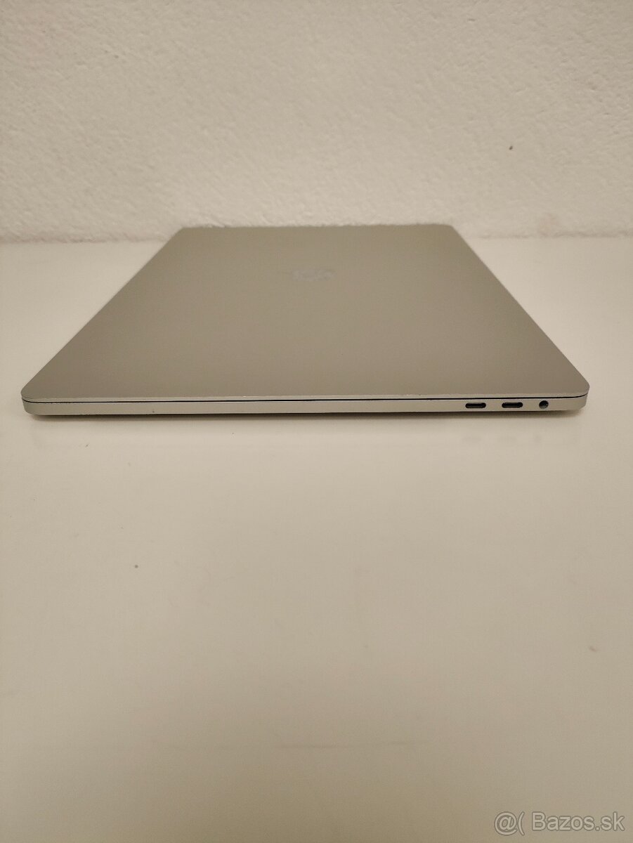 Apple MacBook Pro 15 (2018) | Intel Core i7 • 16 GB RAM • 25 - 8